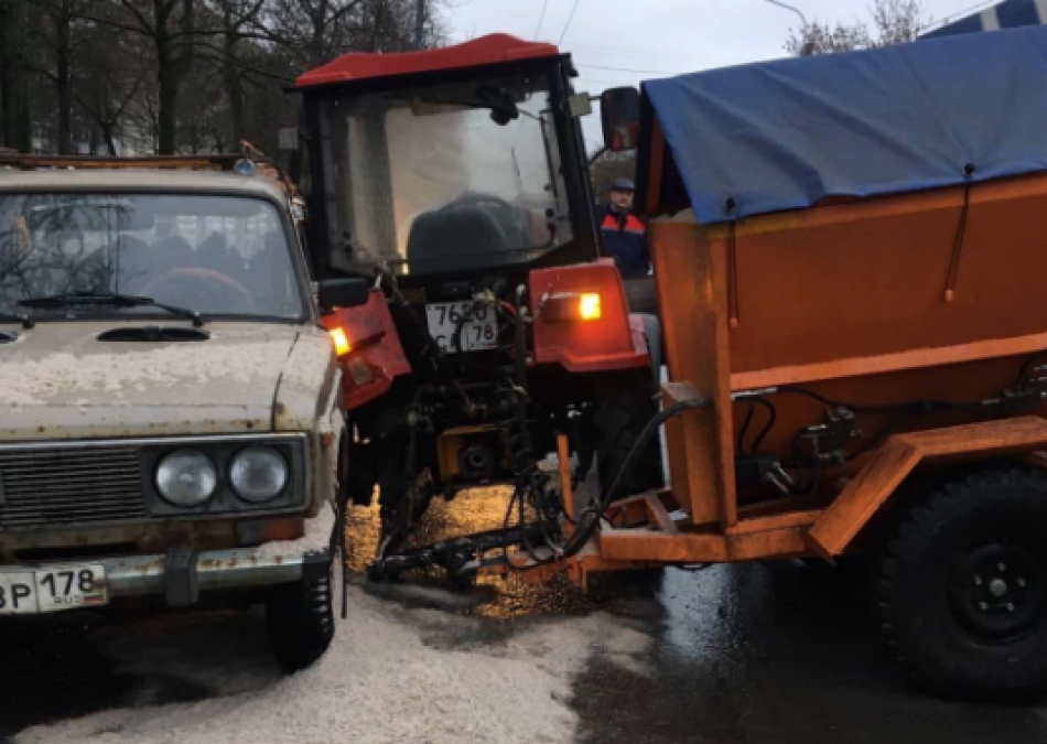 В Петербурге убирающий снег трактор потерял колесо и въехал в «Жигули»